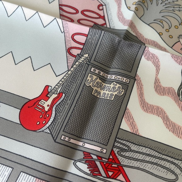 *Sold* 100% Authentic Brand New Hermes 90 x 90 silk scarf - Le premier chant - Picture 8 of 8